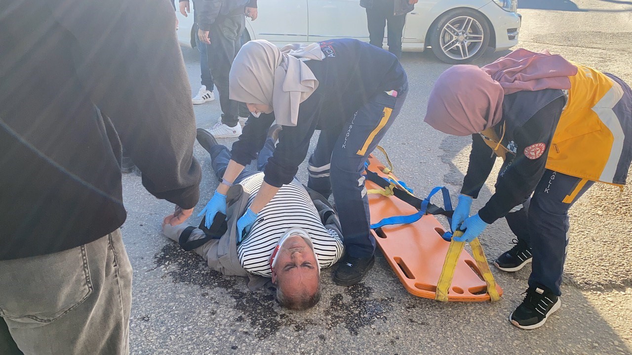 Otomobilin &ccedil;arptığı yaya ağır yaralandı
