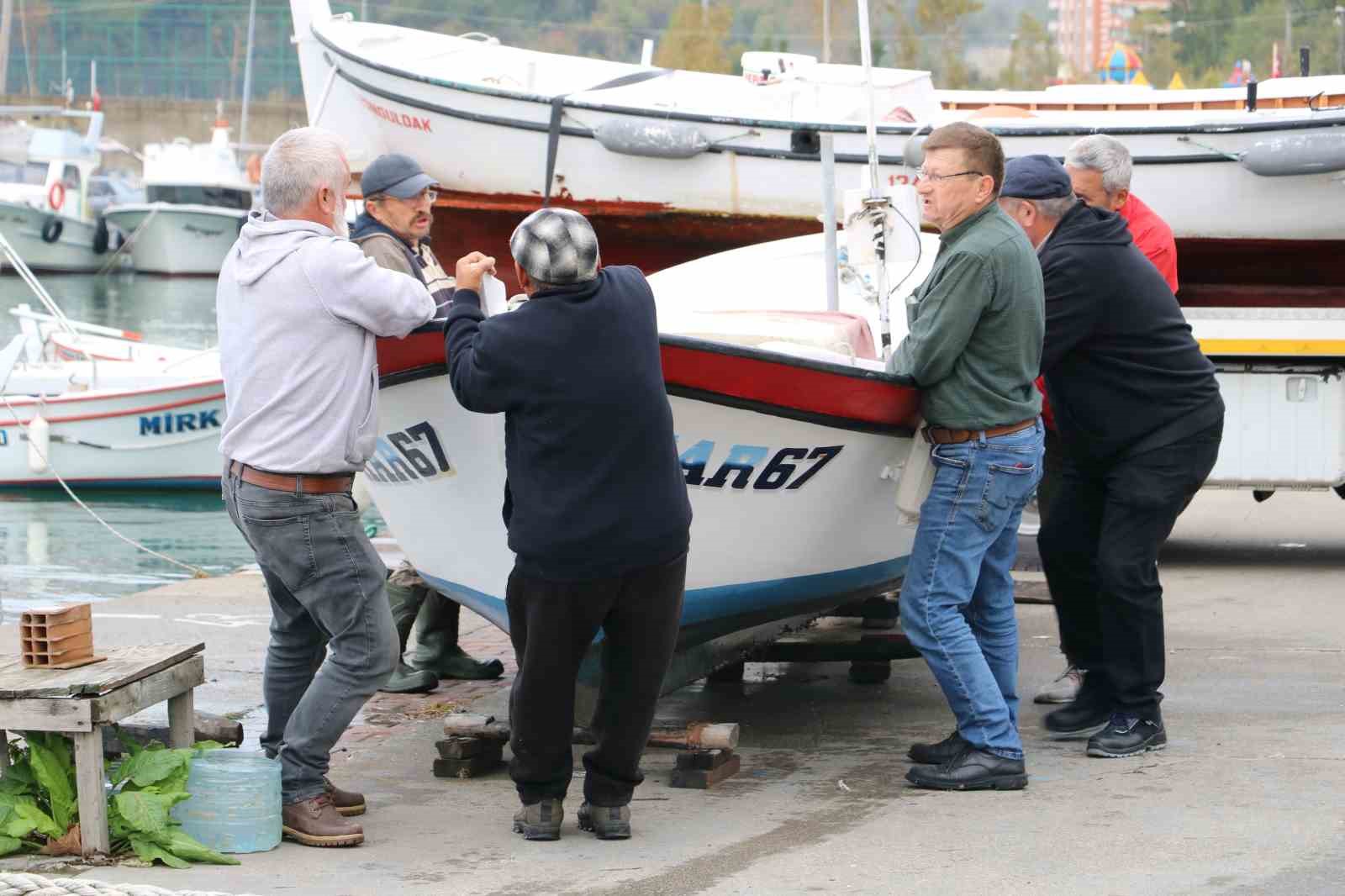 Korkutan fırtına öncesi tekneleri karadan yürüttüler