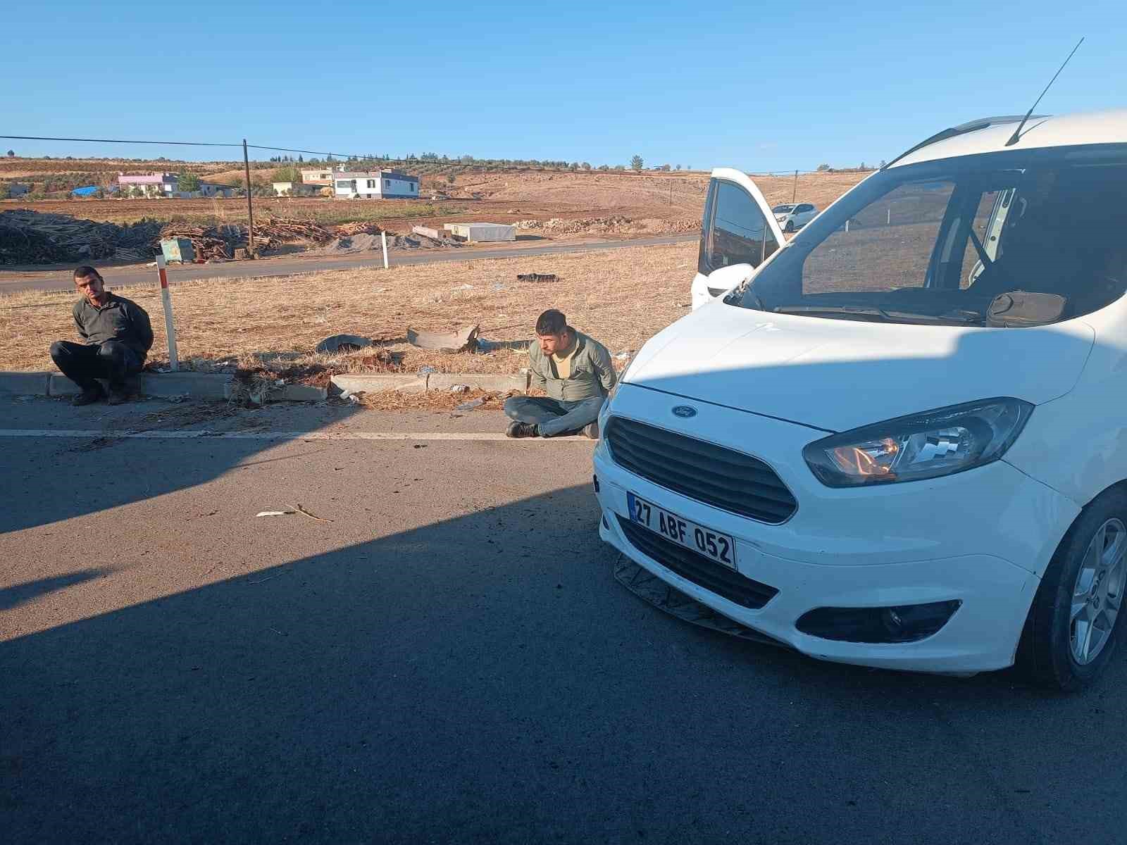 Uygulama noktasından kaçan otomobilde 5 kaçak göçmen ile 1 organizatör yakalandı
