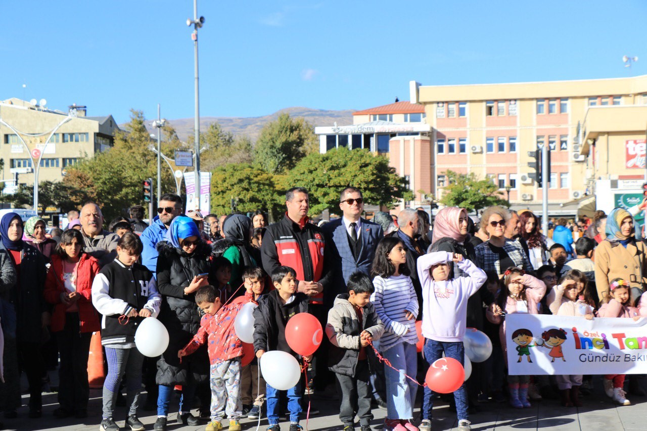 D&uuml;nya &Ccedil;ocuk Hakları G&uuml;n&uuml; d&uuml;zenlenen etkinliklerle kutlandı
