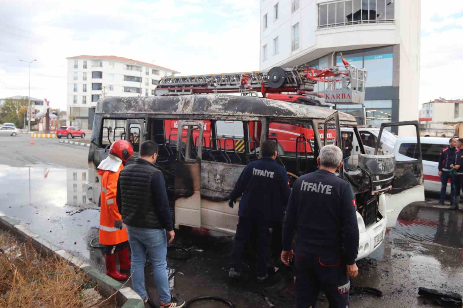 Iğdır’da seyir halindeki araç alev alev yandı