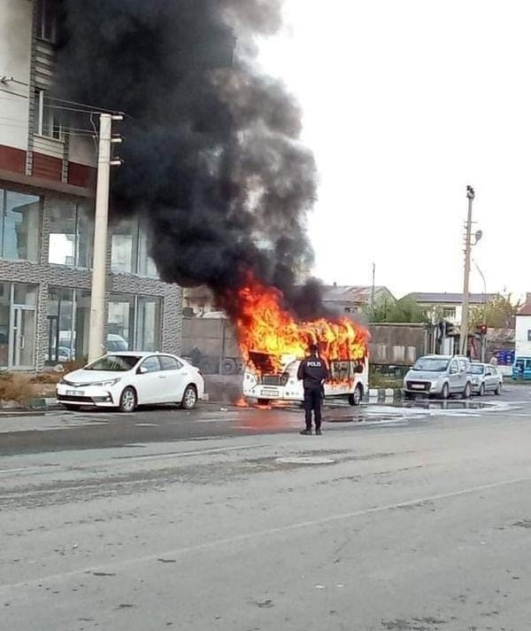 Iğdır’da seyir halindeki araç alev alev yandı
