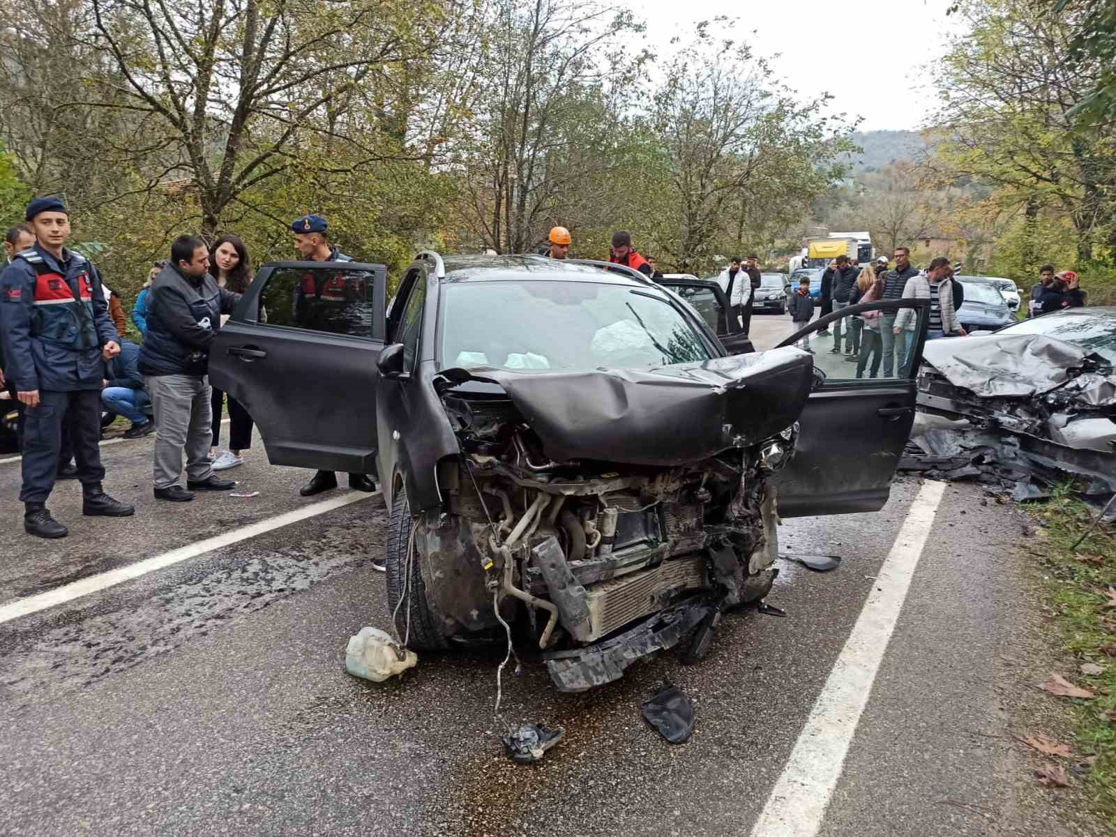 Bartın’da iki otomobil kafa kafaya çarpıştı: 1 ölü, 5 yaralı
