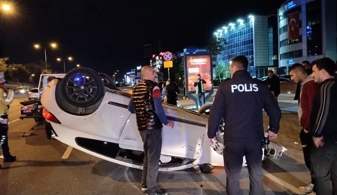 Kadıköy’de makas atan araç takla atarak motosikletin üzerine düştü: 1 ağır yaralı