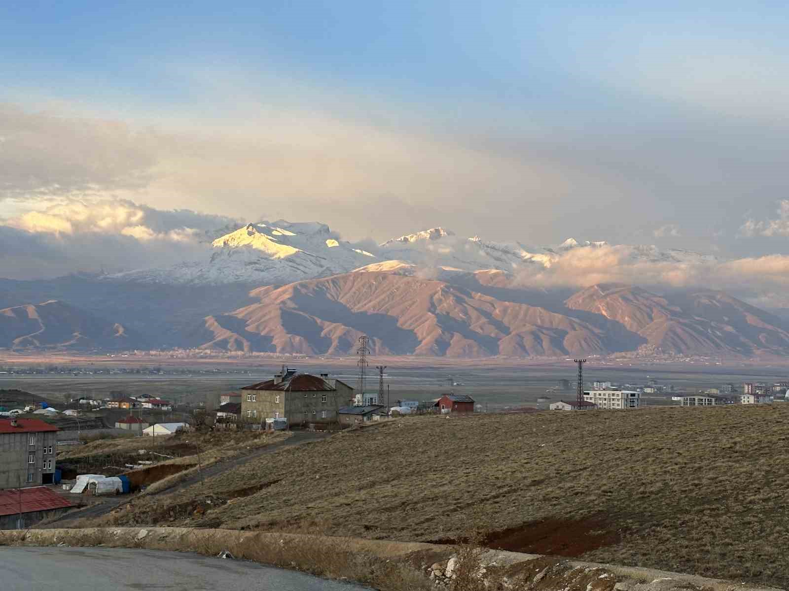 Y&uuml;ksekova dağları beyaza b&uuml;r&uuml;nd&uuml;
