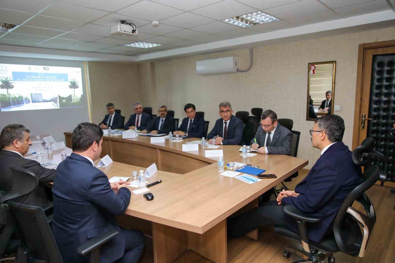 Vali &Ccedil;elik, eğitimcilerle bir araya geldi
