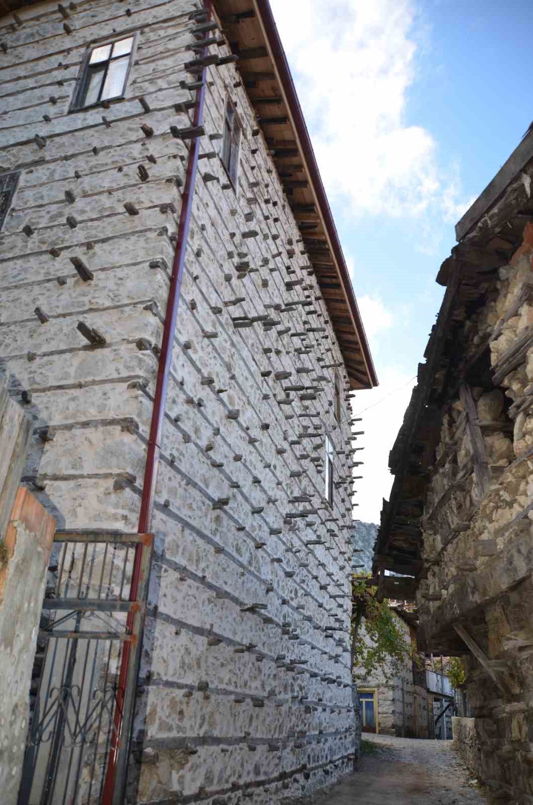 Antlya’da 300-400 yıllık düğmeli evler Kültür ve Turizm Bakanlığının desteği ile ayağa kaldırılıyor