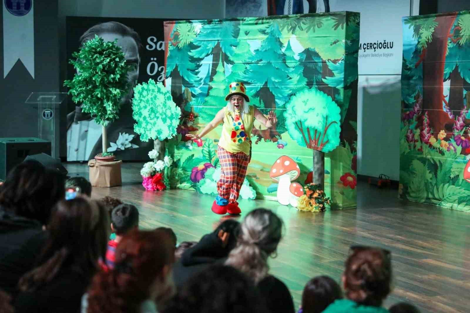 Didimli &ccedil;ocuklar, &ccedil;ocuk tiyatrosuyla eğlendi
