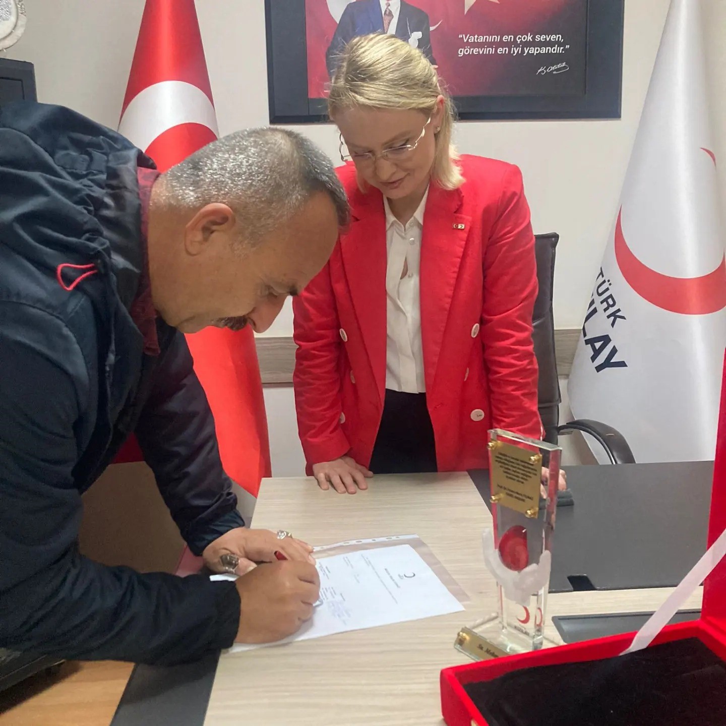 50 kez kan bağışı yapan vatandaşa plaket takdim edildi
