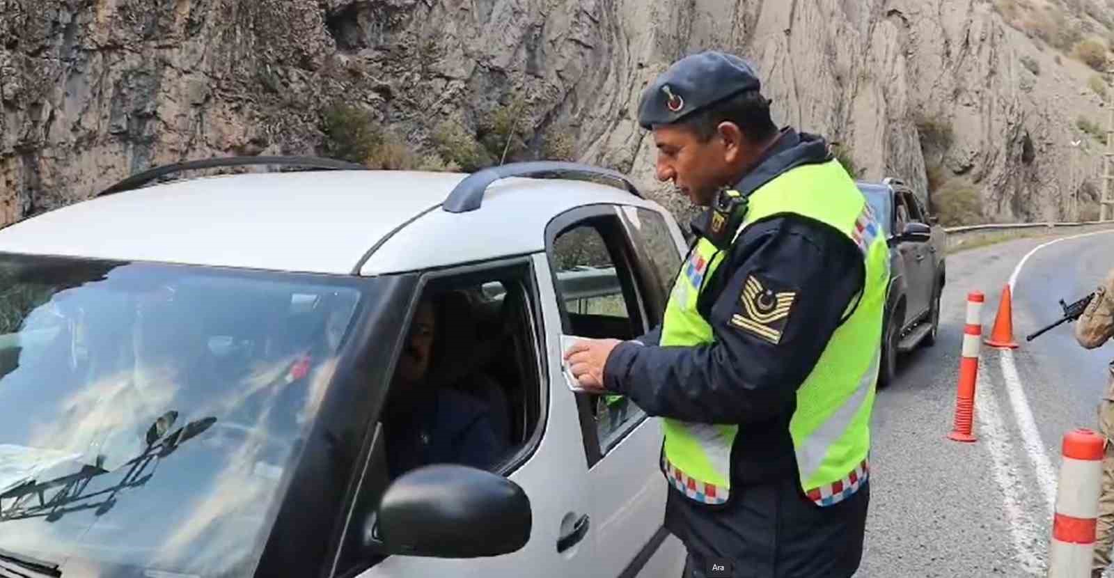 Hakkari&rsquo;de jandarma ekiplerinden genel trafik denetimi
