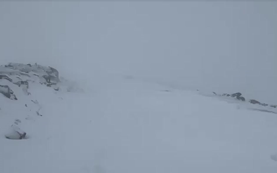 Ardahan&rsquo;ın y&uuml;ksek kesimlerinde kar yağışı: Ara&ccedil;lar yolda kaldı
