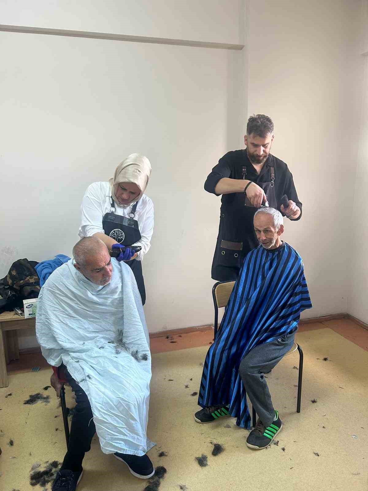 Engelsiz yaşam merkezinde g&ouml;n&uuml;ll&uuml; sa&ccedil; kesimi ve bakımı yaptılar
