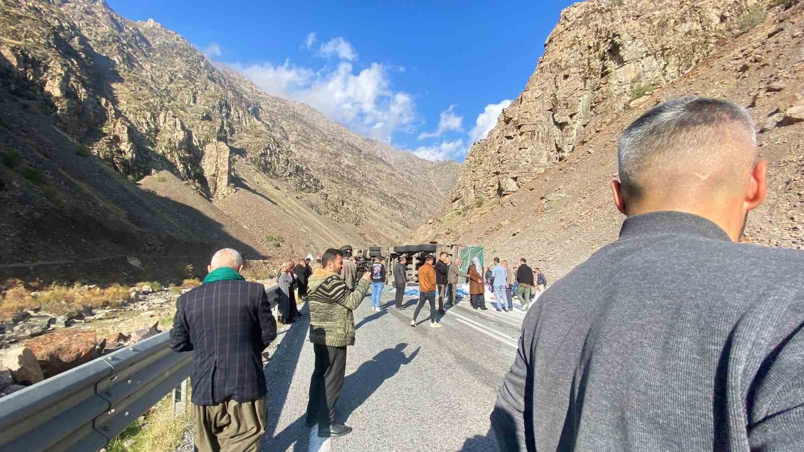 Hakkari &Ccedil;ukurca karayolunda un y&uuml;kl&uuml; tır devrildi: 1 yaralı
