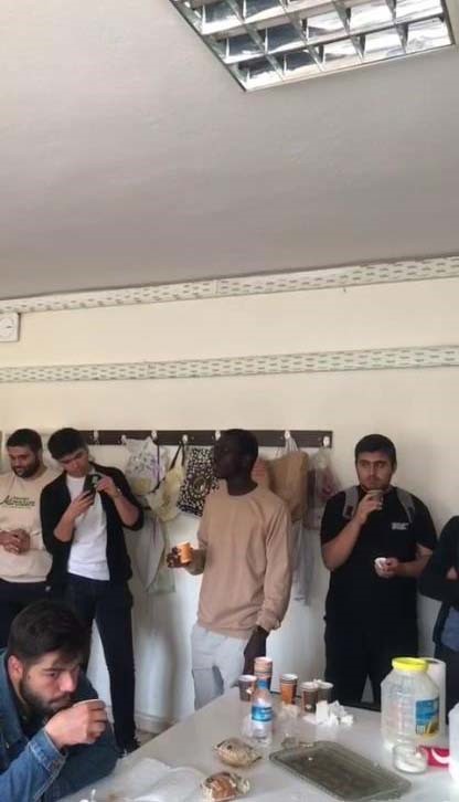 Senegalli &ouml;ğrencinin &rsquo;Sarı gelin&rsquo; t&uuml;rk&uuml;s&uuml;n&uuml; seslendirmesi ilgi g&ouml;rd&uuml;
