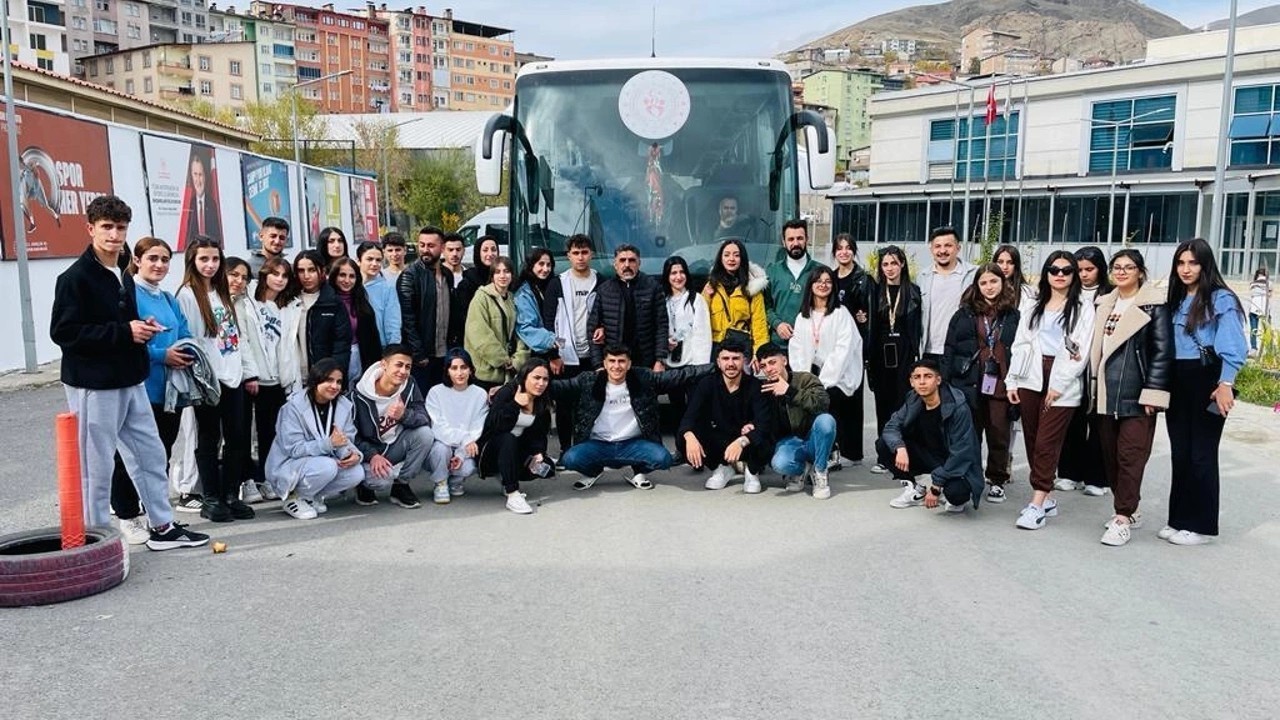 Vali Ali &Ccedil;elik "Başarılı &ouml;ğrencileri yurt i&ccedil;in yurt dışı gezilerle &ouml;d&uuml;llendireceğiz"
