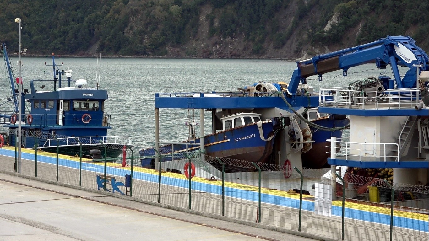 Doğal gaz arama çalışmalarında görevli balıkçı tekneleri Amasra Limanı’na sığındı
