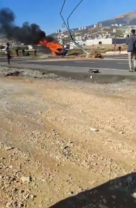 Aydınlatma direğine &ccedil;arpan otomobil yandı: 1 &ouml;l&uuml;
