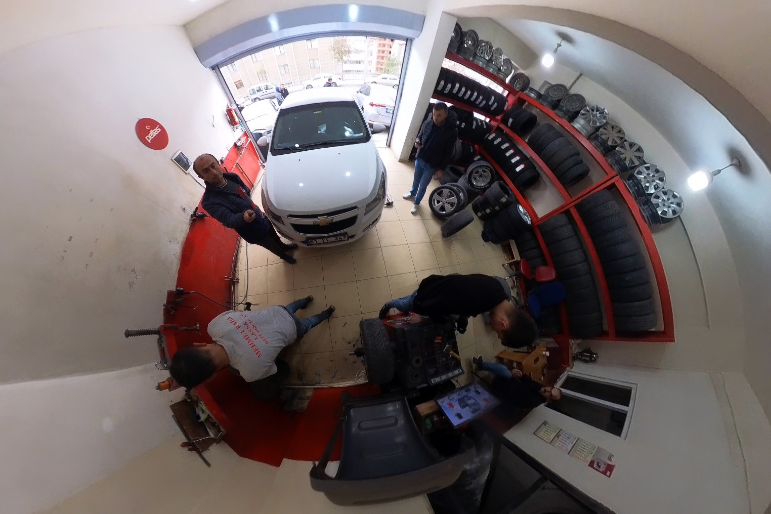 Uyarıyı duyan lastikçilere koştu