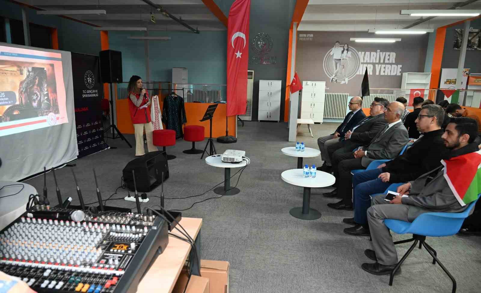 Filistinli &ouml;ğrenciler kendi &uuml;lkelerini tanıttı
