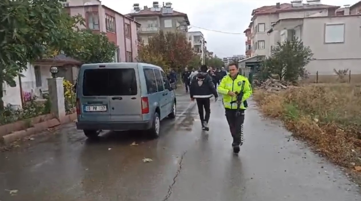 Evden ayrılan eşinin ikametini silahla basmaya &ccedil;alıştı, polisler son anda durdurdu

