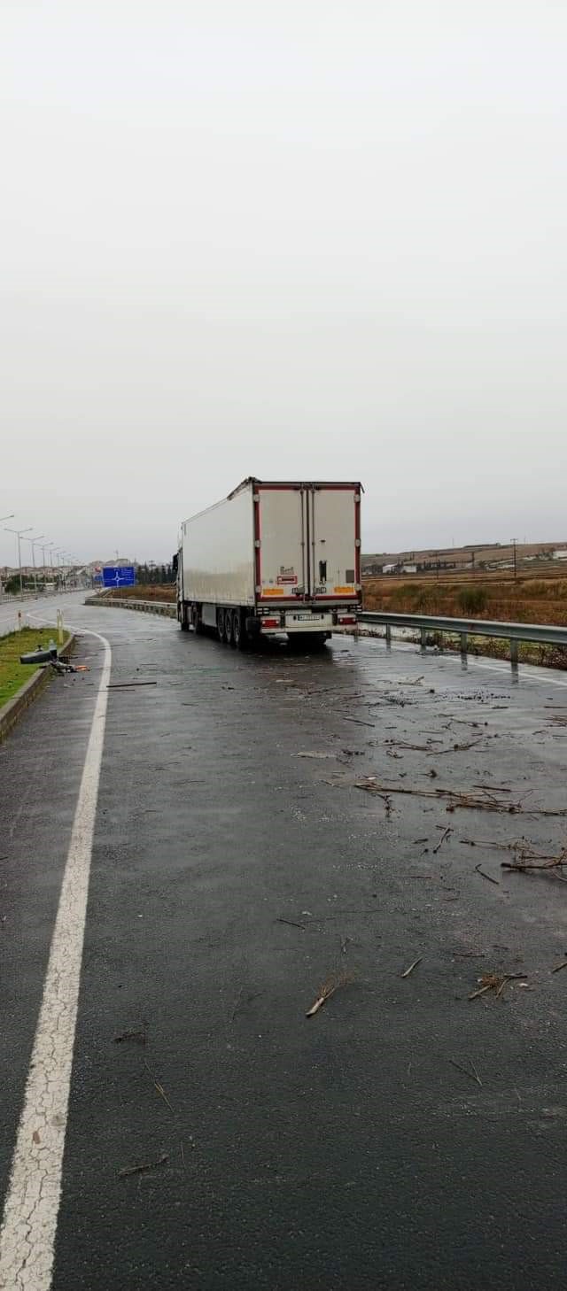 Şiddetli r&uuml;zgarın etkisiyle yan yatan tır kurtarıldı
