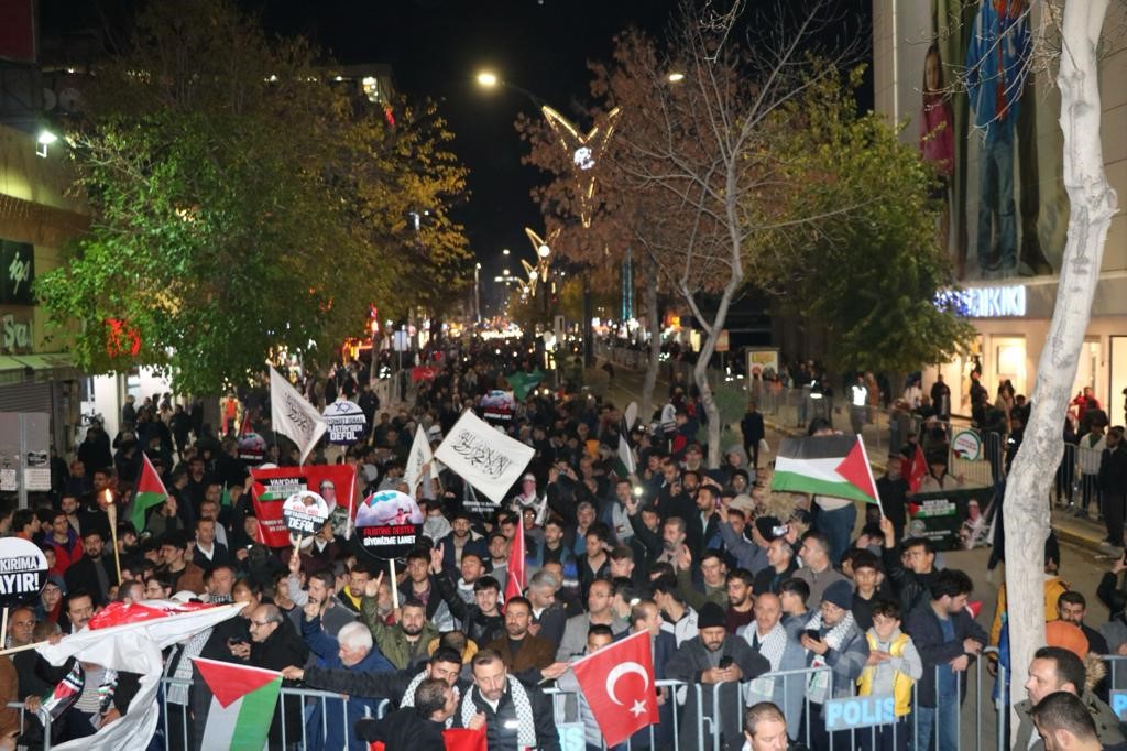 Van’da Gazze için meşaleli yürüyüş