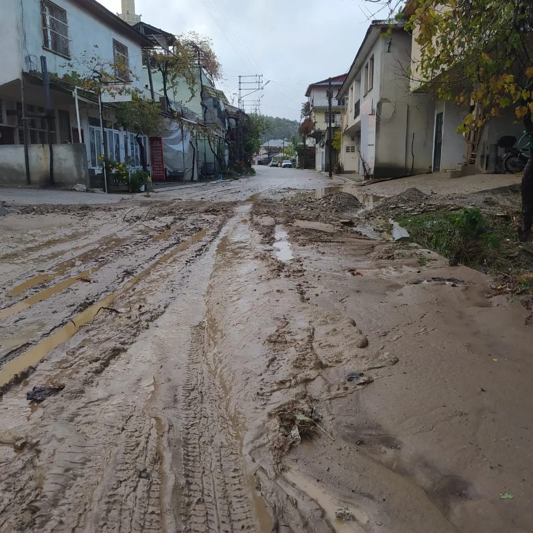 iddetli ya heyelana neden oldu, yollar kapand
