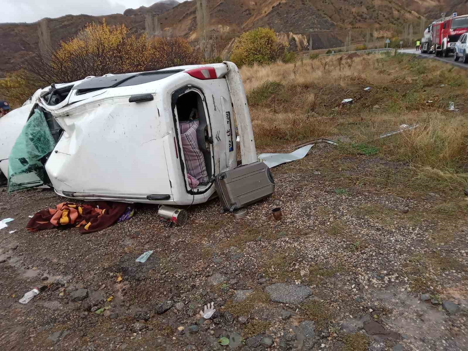 Şarampole devrilen araçta 3 kişi yaralandı