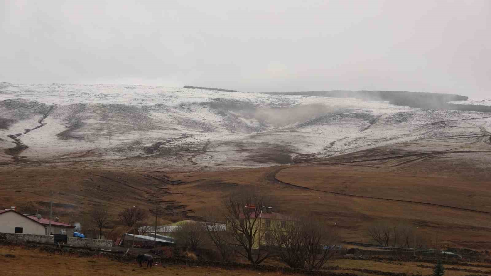 Ardahan&rsquo;da dağlar beyaza b&uuml;r&uuml;nd&uuml;
