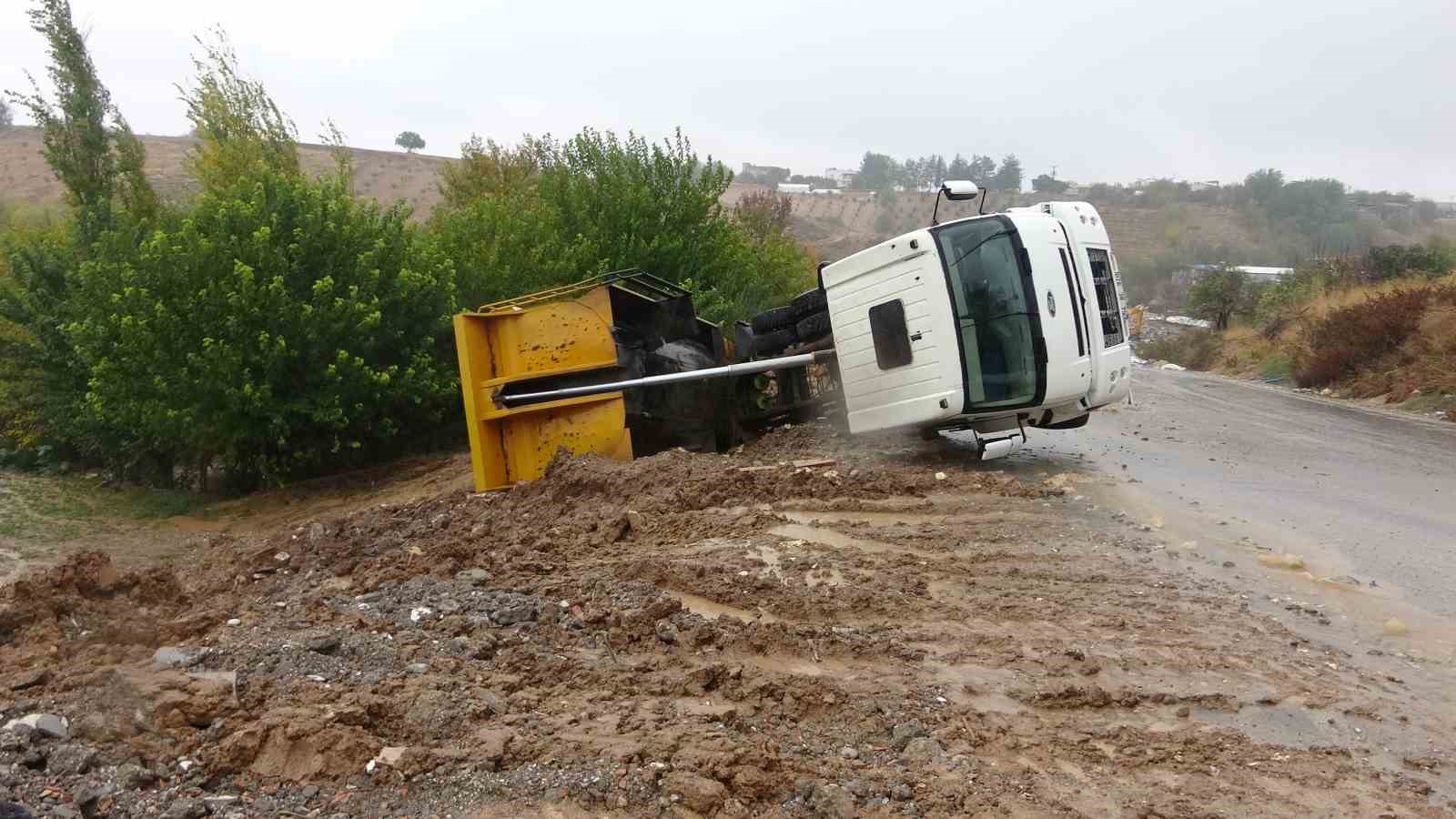 Şiddetli yağış Adıyaman&rsquo;ı etkisi altına aldı
