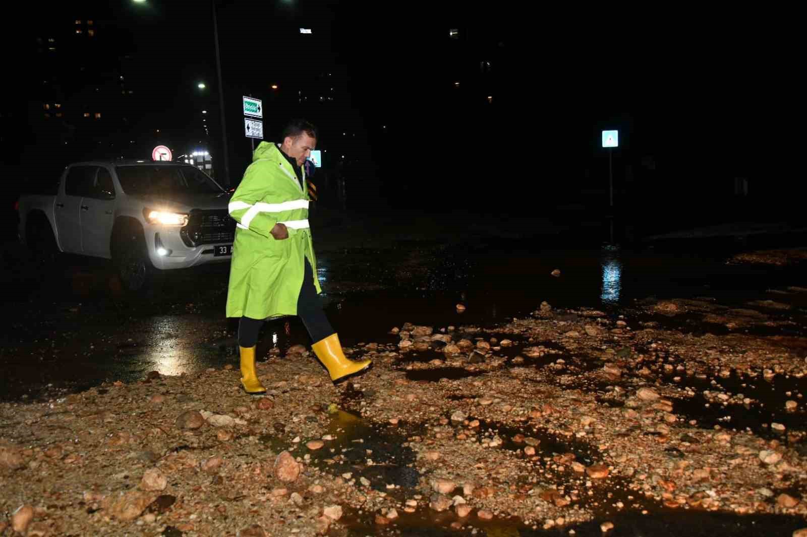 Başkan Özyiğit, gece boyunca çalışmaları yerinde inceledi
