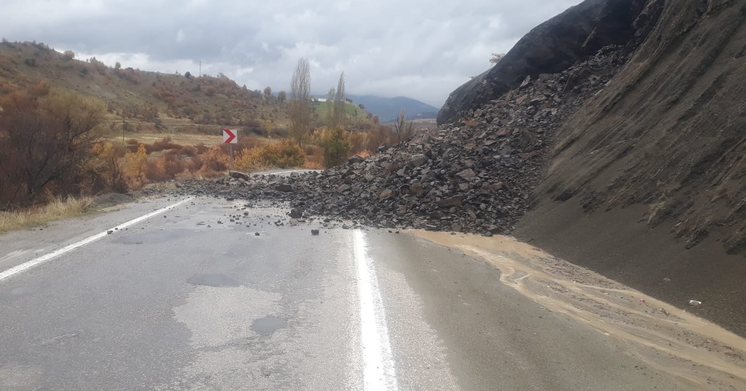 Tunceli’de sağanak yağış ve fırtına etkili oluyor