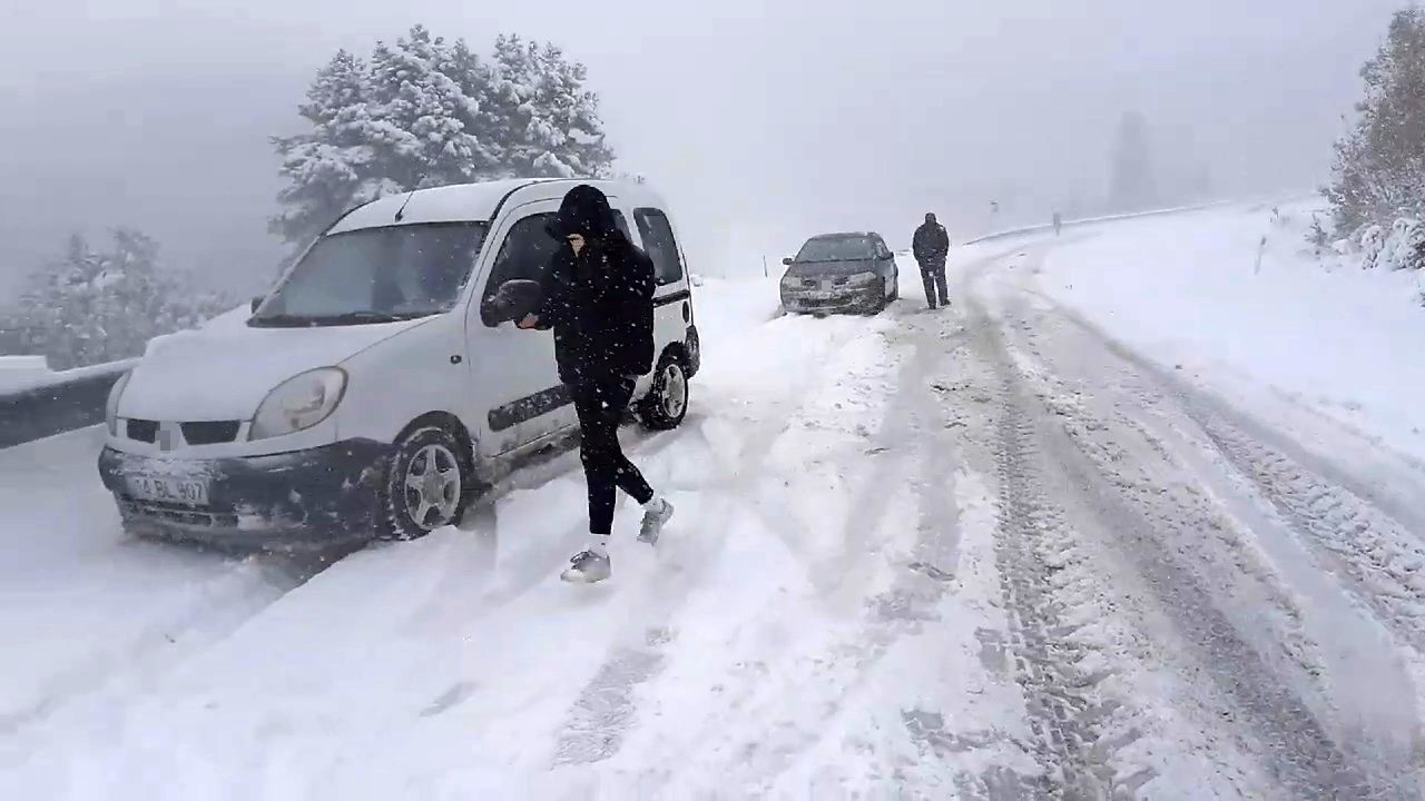 Kar yağışı yolda bıraktı
