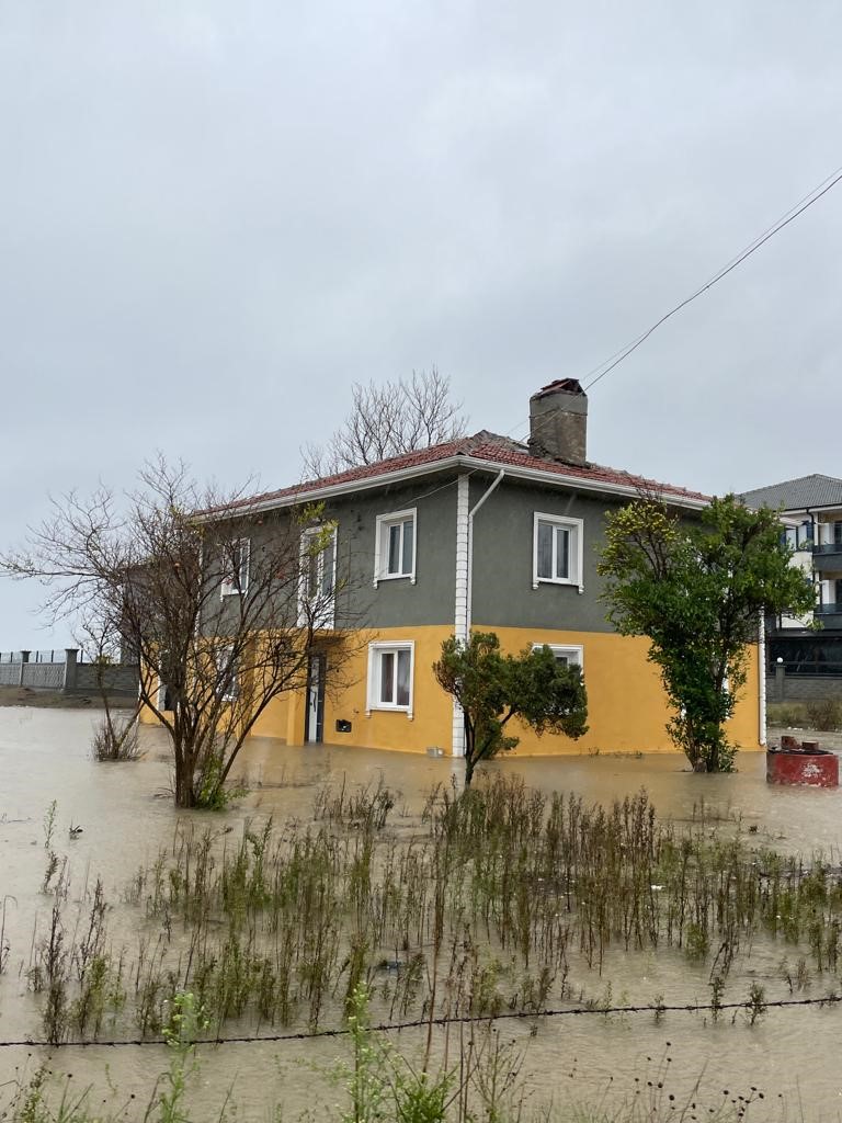 Şiddetli fırtına Sakarya&rsquo;nın Karasu sahilini yıktı ge&ccedil;ti
