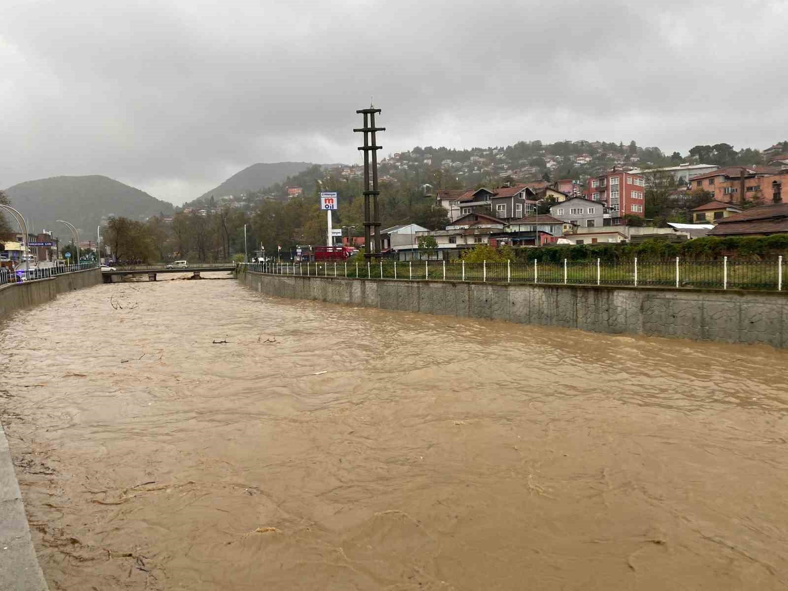 Taşma noktasına gelen derelerin kenarına ara&ccedil; park etmek yasaklandı
