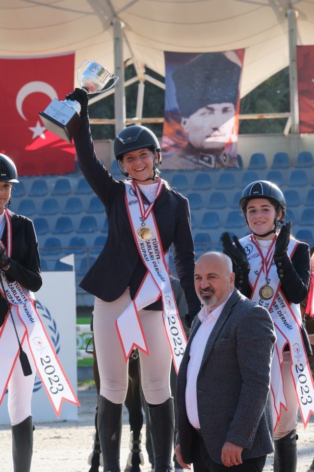 Atlar TSYD i&ccedil;in engel atladı
