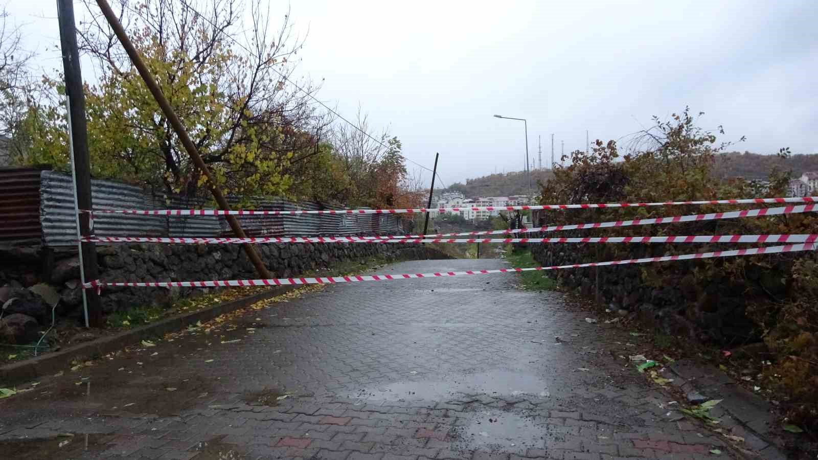 Bing&ouml;l&rsquo;de aşırı yağış nedeniyle dereler taştı, yaya k&ouml;pr&uuml;s&uuml; ge&ccedil;ici olarak kapatıldı
