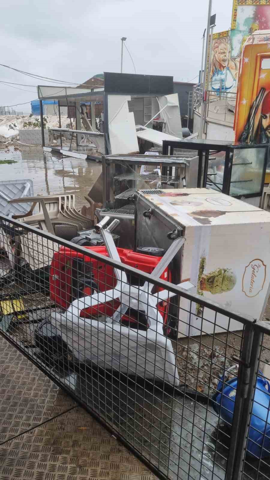 Yalova&rsquo;da fırtına lunaparkta ağır hasar oluşturdu
