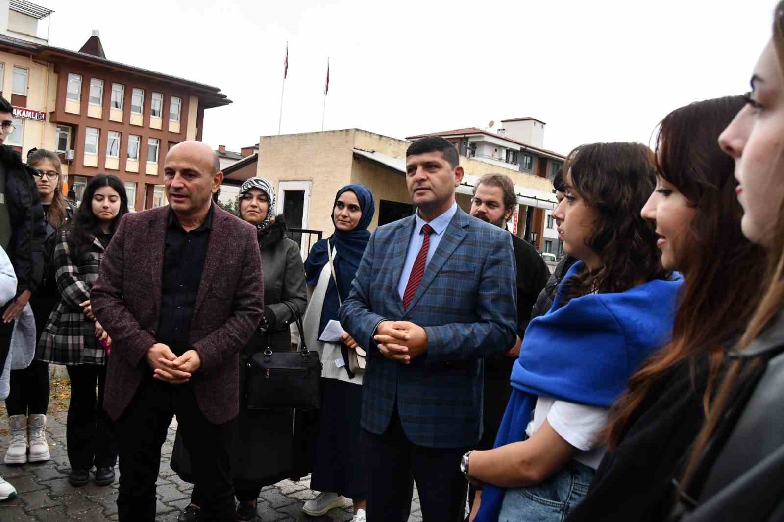 Altınovalı liselilerin tarih gezisi s&uuml;r&uuml;yor
