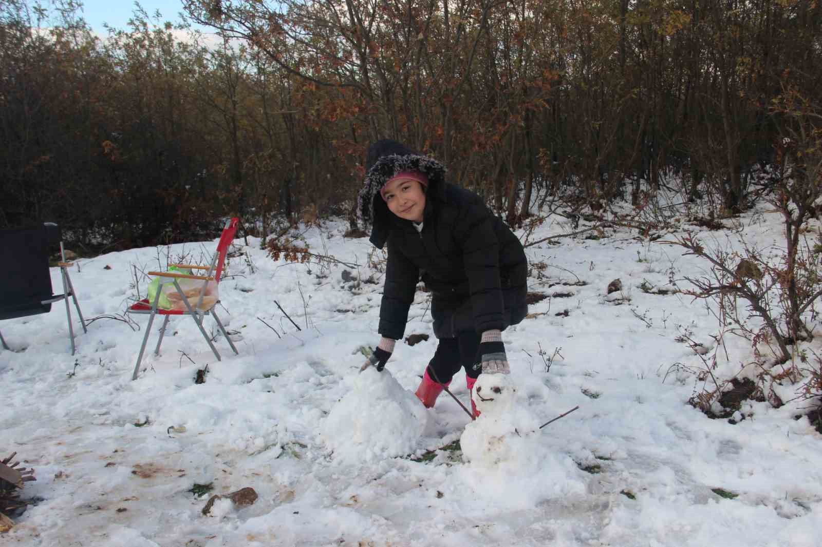&Ccedil;an&rsquo;da mevsimin ilk kar yağışı &ccedil;ocukları sevindirdi
