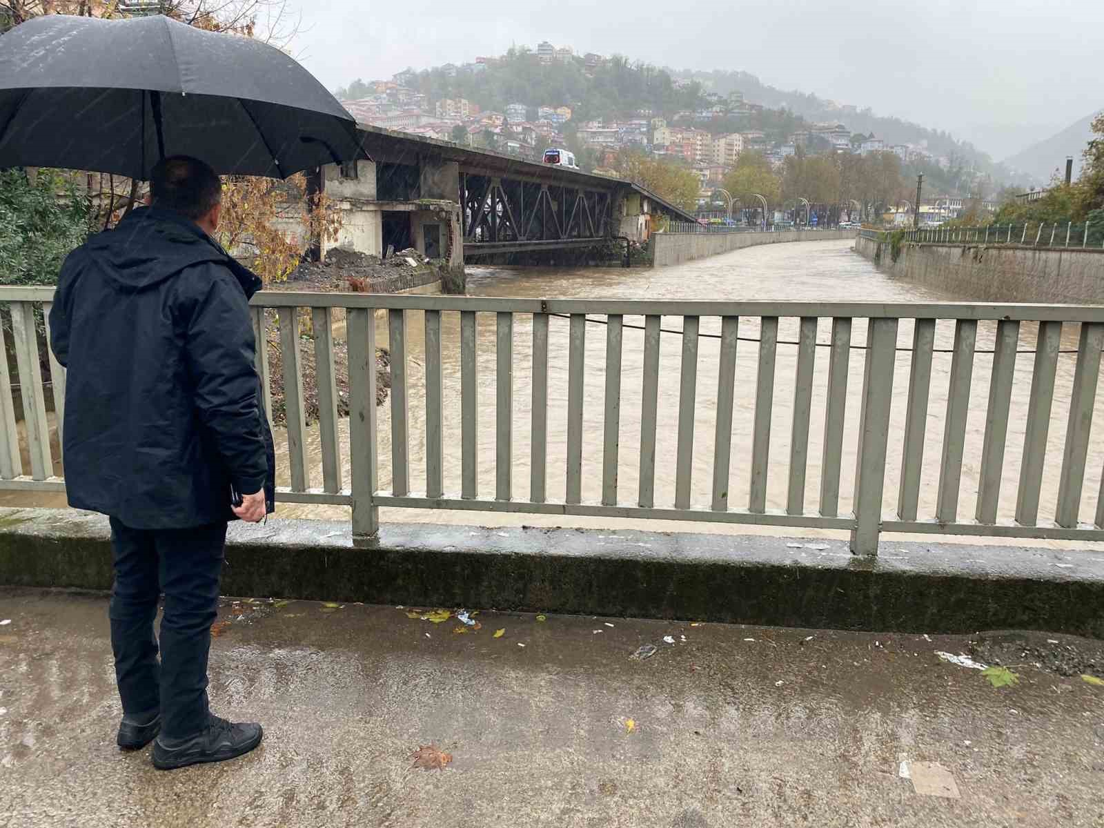Zonguldak Valisi Hacıbektaşoğlu, AFAD merkezindeki &ccedil;alışmaları ve dere yataklarını denetledi
