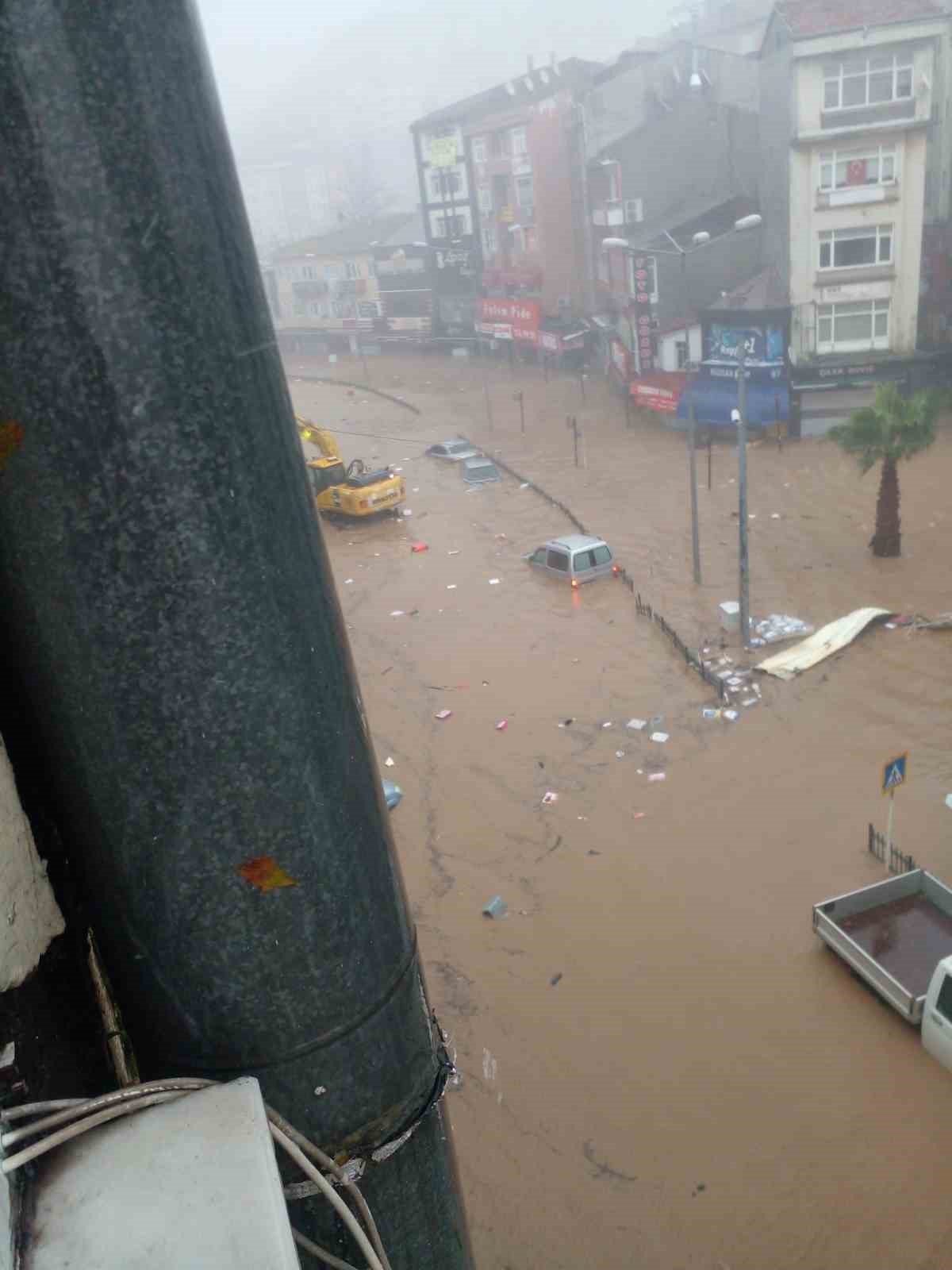 Zonguldak&rsquo;ta sağanak ve fırtınanın ardından heyelan
