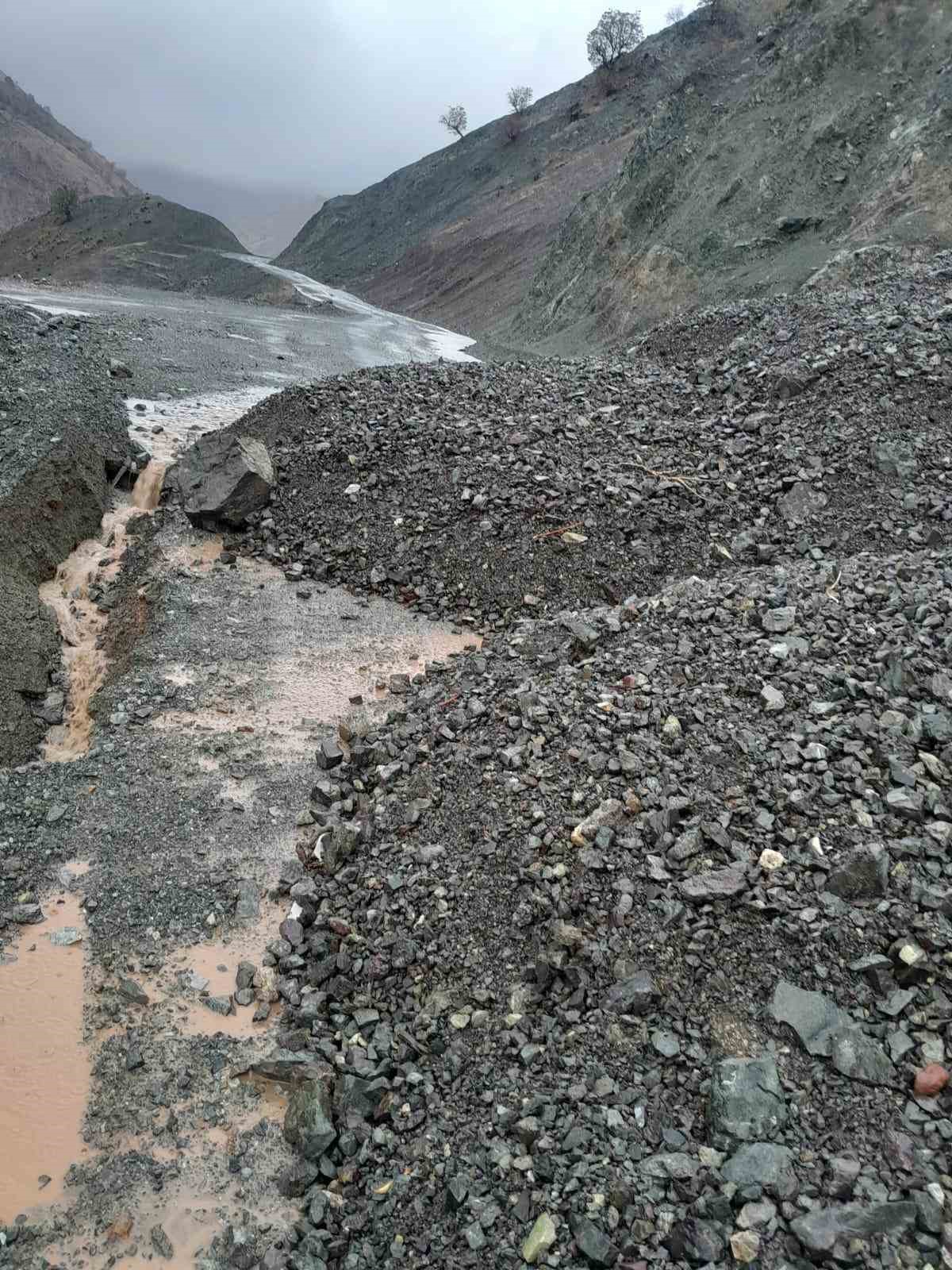 Ekipler kapanan yolda hastaya ulaşmak i&ccedil;in seferber oldu
