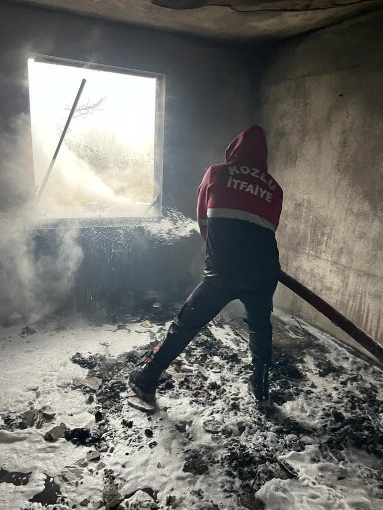 K&ouml;yde &ccedil;ıkan yangında ev kullanılmaz hale geldi
