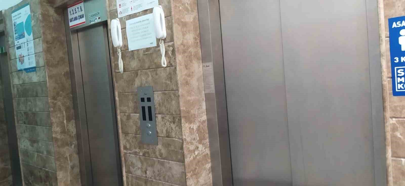 Gaziantep’te yurtta hızlı inen asansördeki öğrencilerin korku dolu anları kamerada
