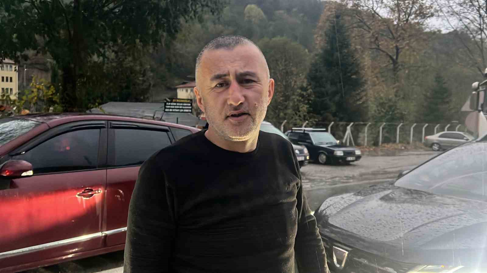 Yoğun kar yağışı Devrek-Mengen yolunu kilitledi
