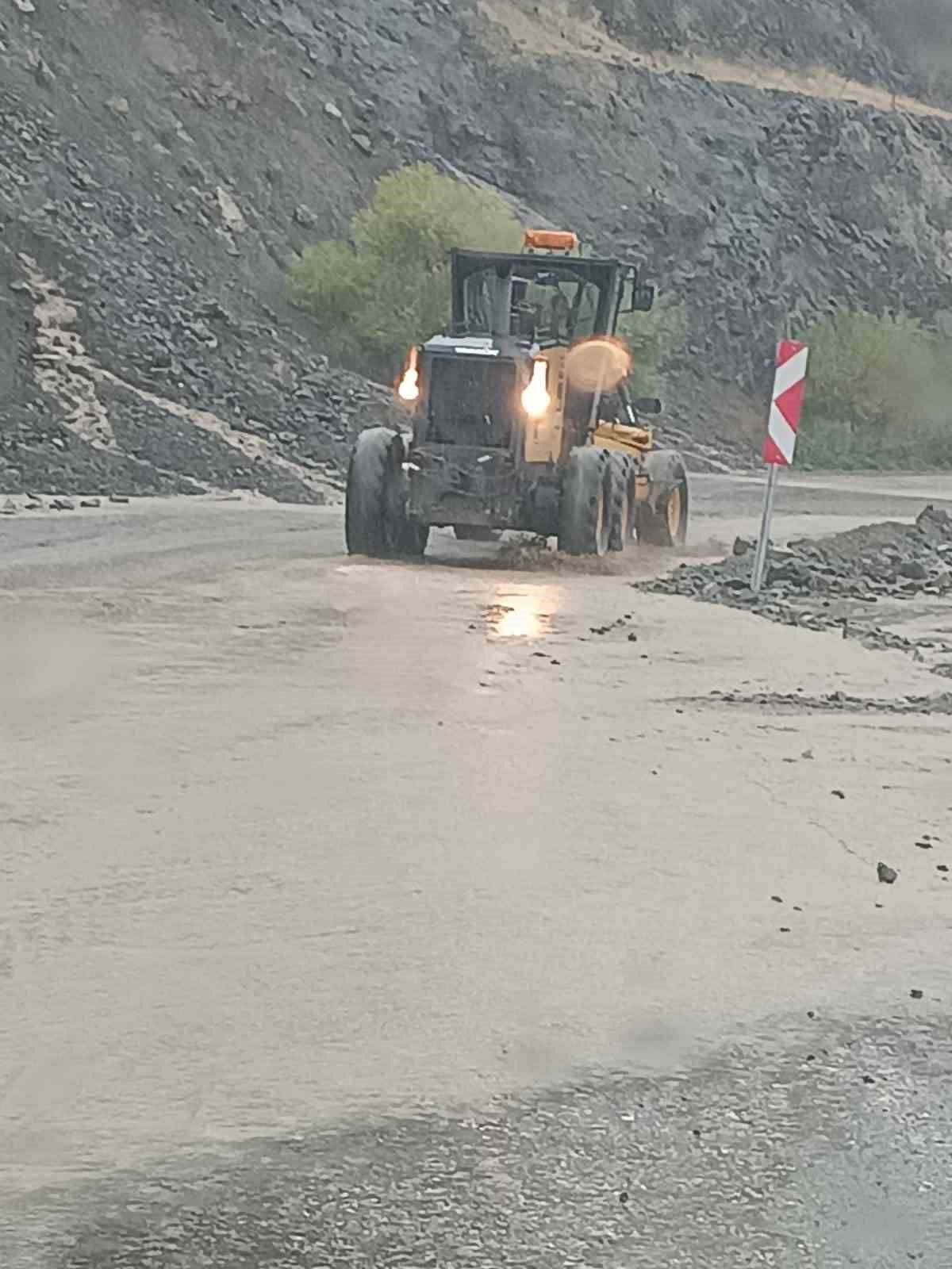 Adıyaman’da heyelanda kapanan köy yollarını açmak için çalışmalar sürüyor