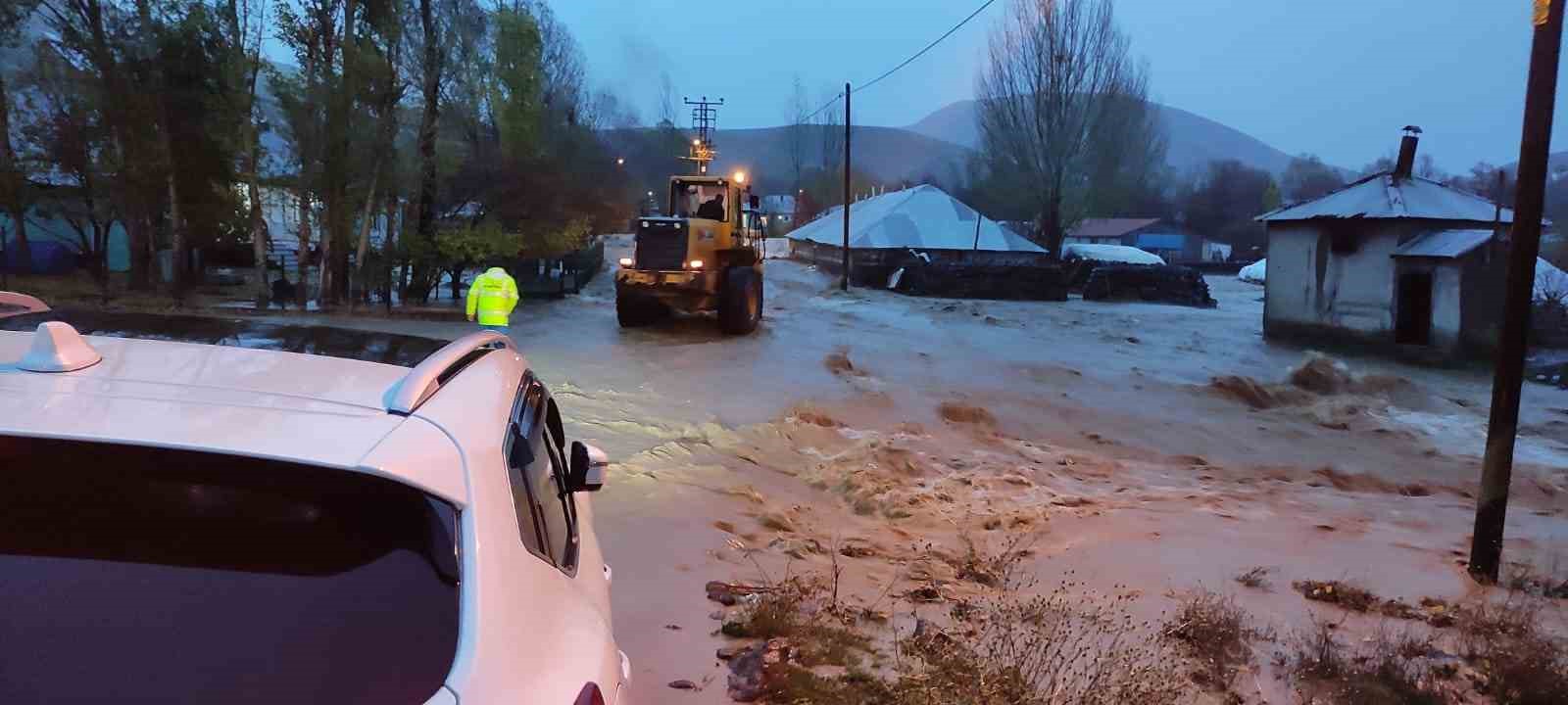 Bingöl’de selde mahsur kalan 2 çoban ve 30 hayvan kurtarıldı