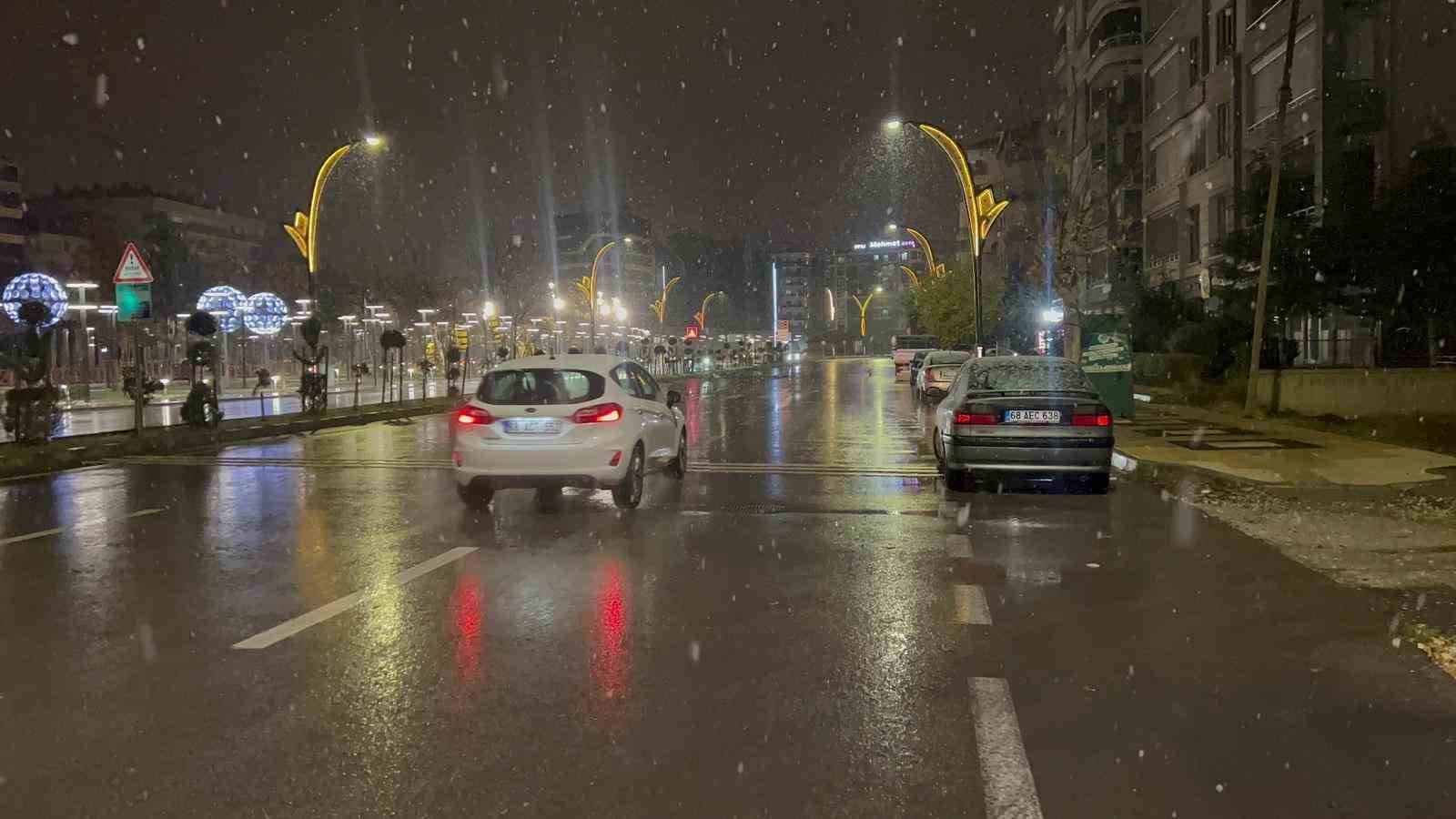 Aksaray merkeze mevsimin ilk karı yağdı
