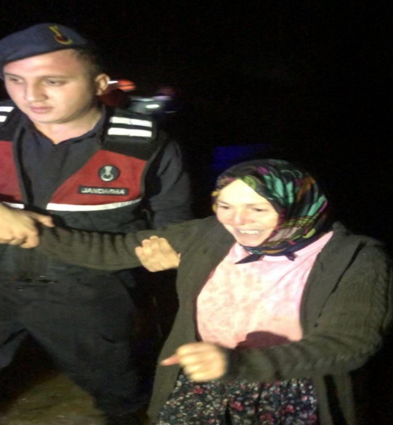 Mahsur kalan vatandaşları 7 saat sonra jandarma kurtardı
